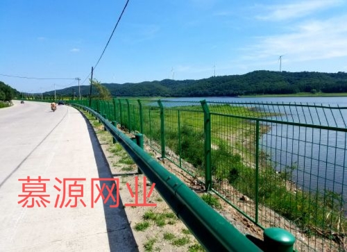 高速公路常用隔離網(wǎng):公路隔離網(wǎng)、防炫目網(wǎng)、護欄板