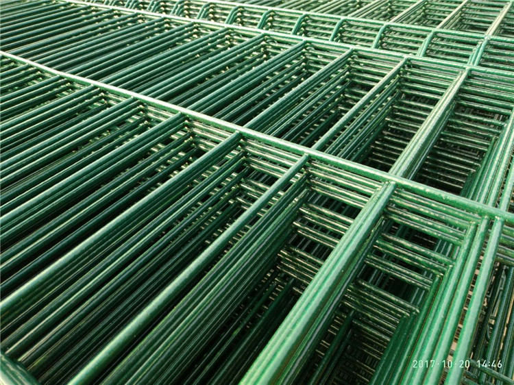 雙邊絲護欄網(wǎng)的制作工藝并不復(fù)雜